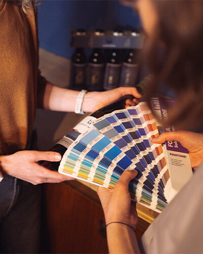 Farbauswahl mithilfe eines Pantone-Farbfächers