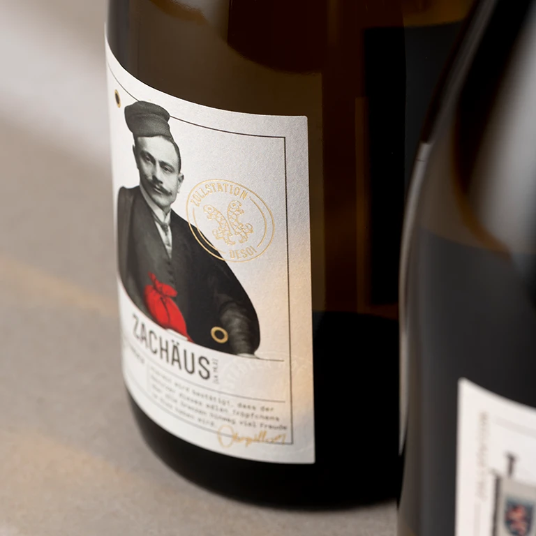 Nahaufnahme des Etiketts Zachäus der Weinlinie Zollstation des Weingut Desoi