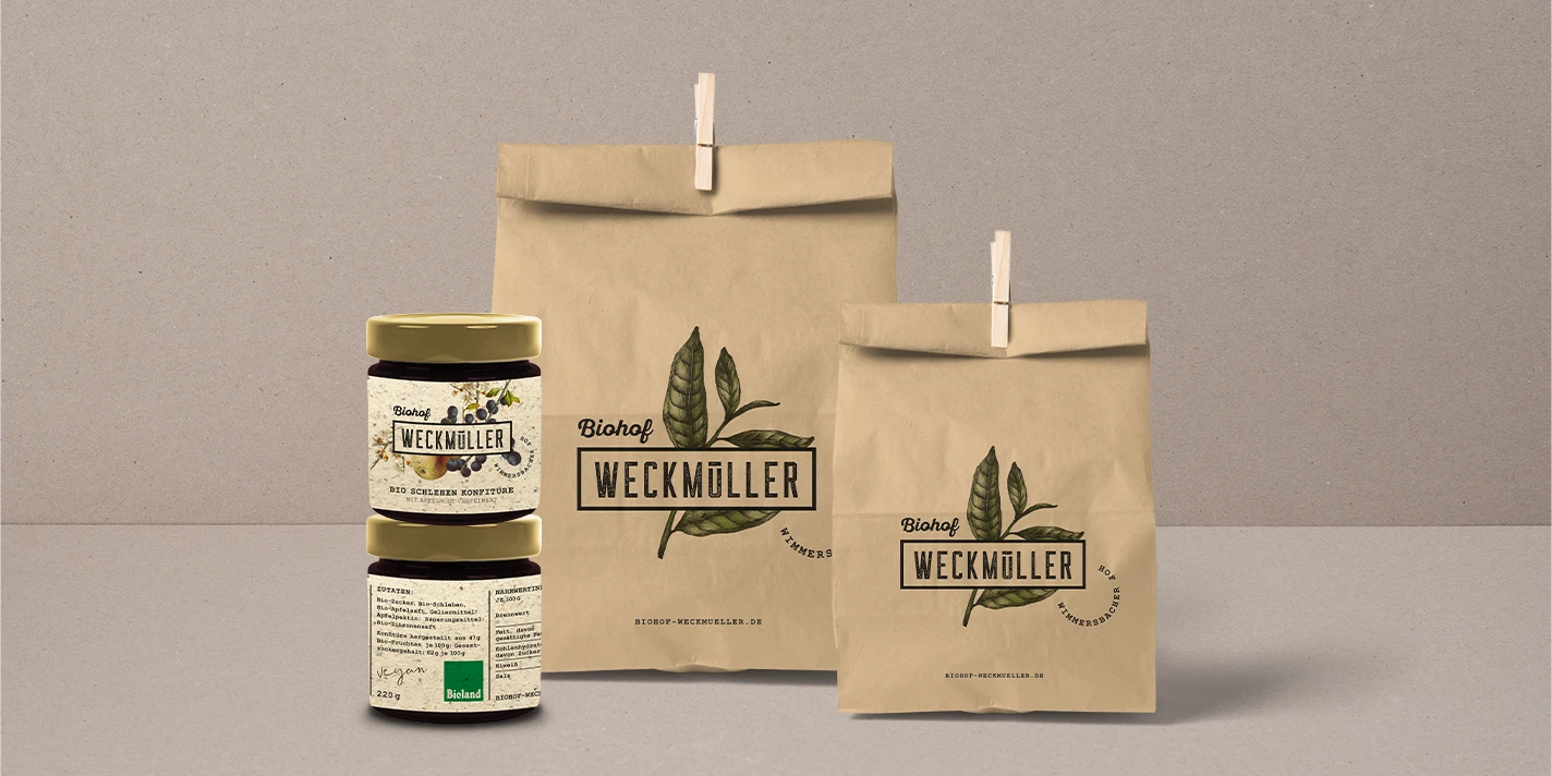 Packaging-Beispiele des Biohof Weckmüller: Etikett der Schlehenkonfitüre sowie Papiertüten