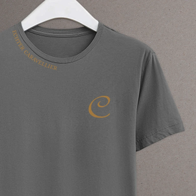 Nahaufnahme der mit dem Logo und dem Spruch "Echter Caravellier" bedruckten Firmenshirts