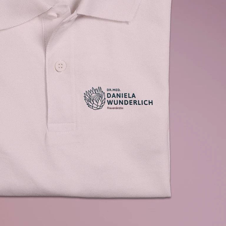 Nahaufnahme der mit dem Logo bestickten Teamkleidung