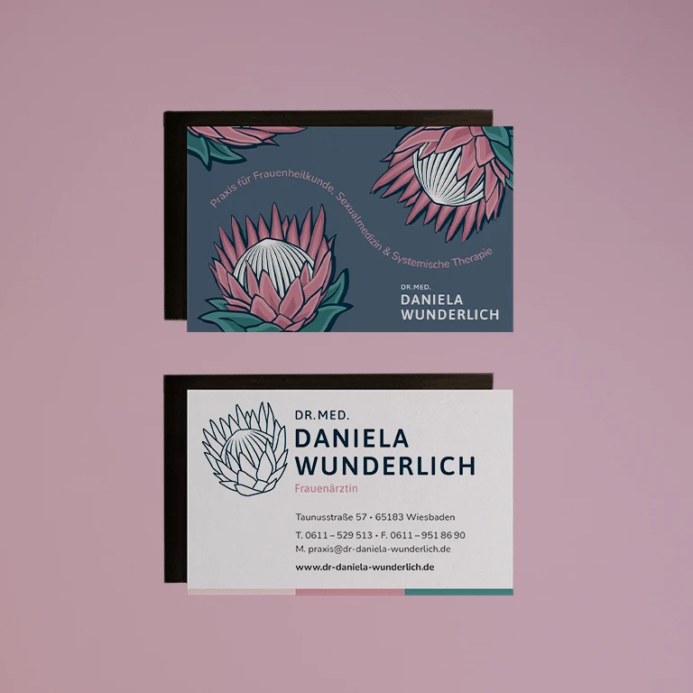 Vorder- und Rückseite der Visitenkarten der Frauenärztin Dr. med. Daniela Wunderlich