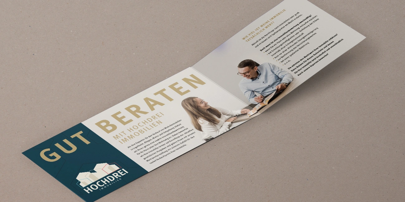 aufgeklappter Flyer von Hochdrei