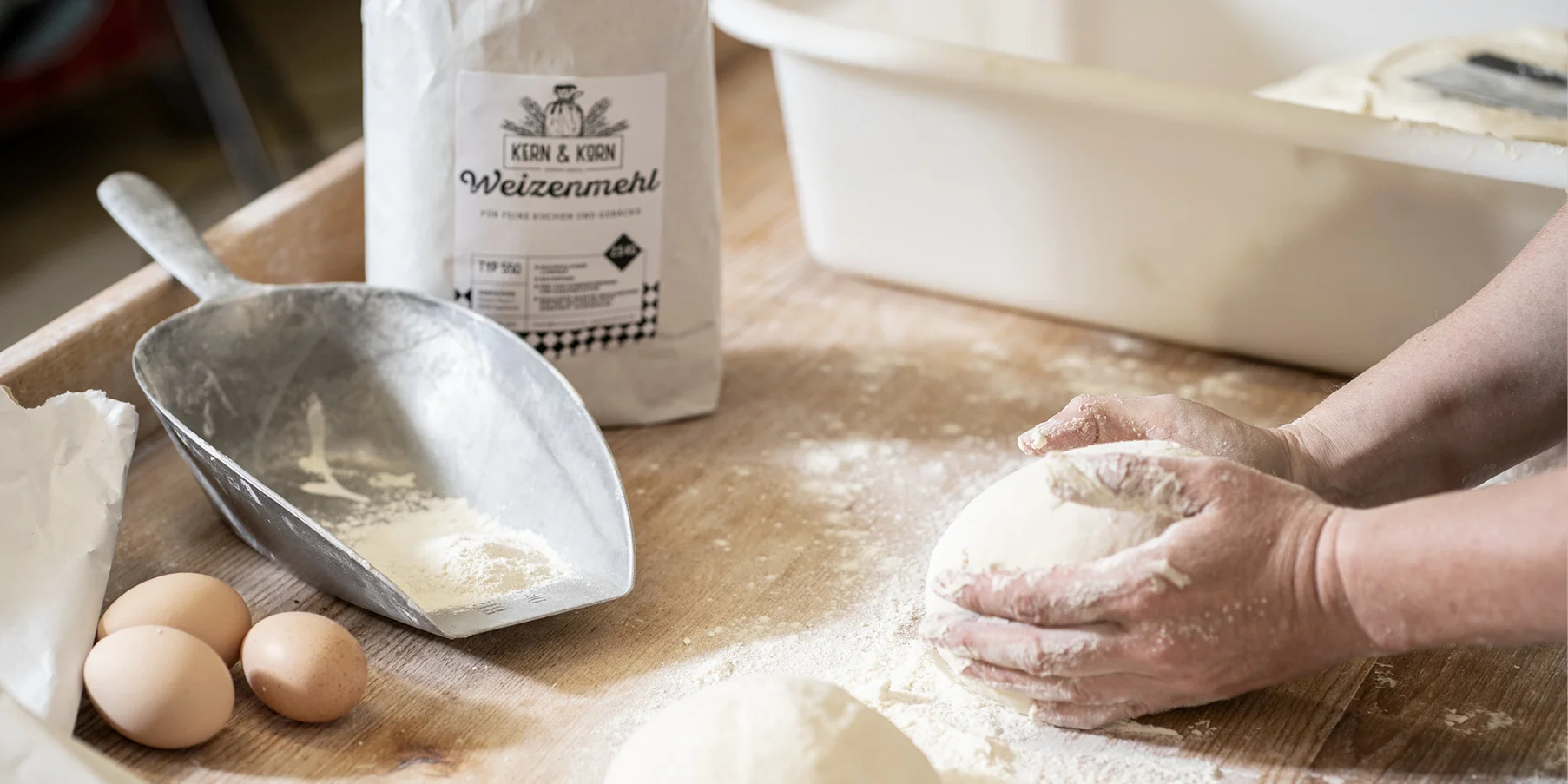 Anna Kern beim Brotbacken