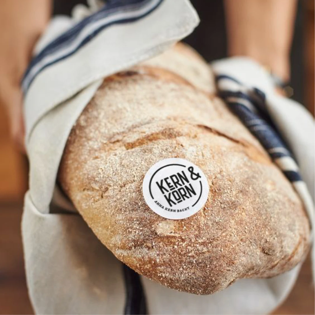 Frisch gebackenes Brot mit einer Kern & Korn-Oblade