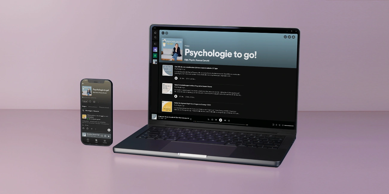Ein Laptop sowie ein Smartphone mit den Podcast-Folgen von Psychologie to go
