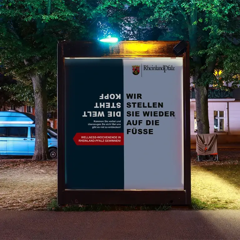 beleuchtete Seitenansicht des Pavillon für Rheinland-Pfalz anlässlich des Tag der Deutschen Einheit bei Nacht