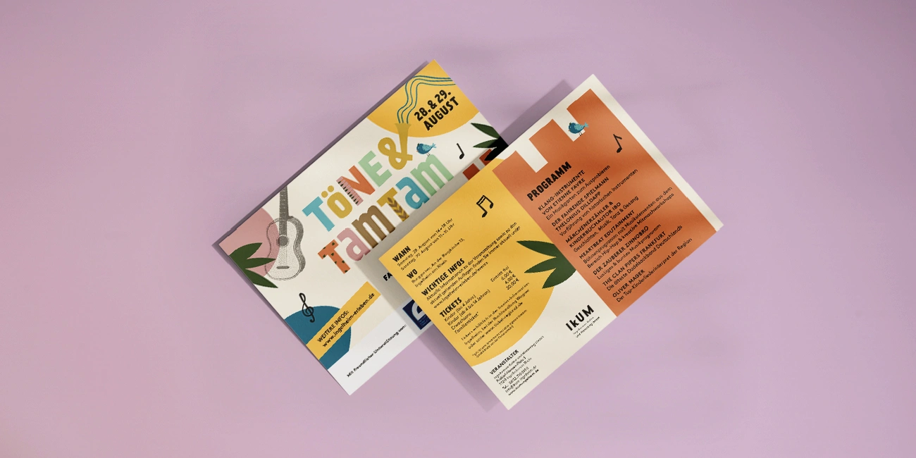 Ein Flyer im Postkartenformat mit dem Programm zur Veranstaltung Töne & Tamtam